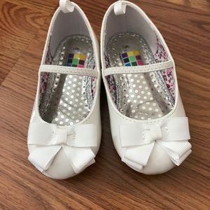 Toddler girls white dress shoes never worn
